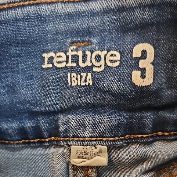 Refuge High Rise Distressed Blue Jeans - Picture 2 of 4